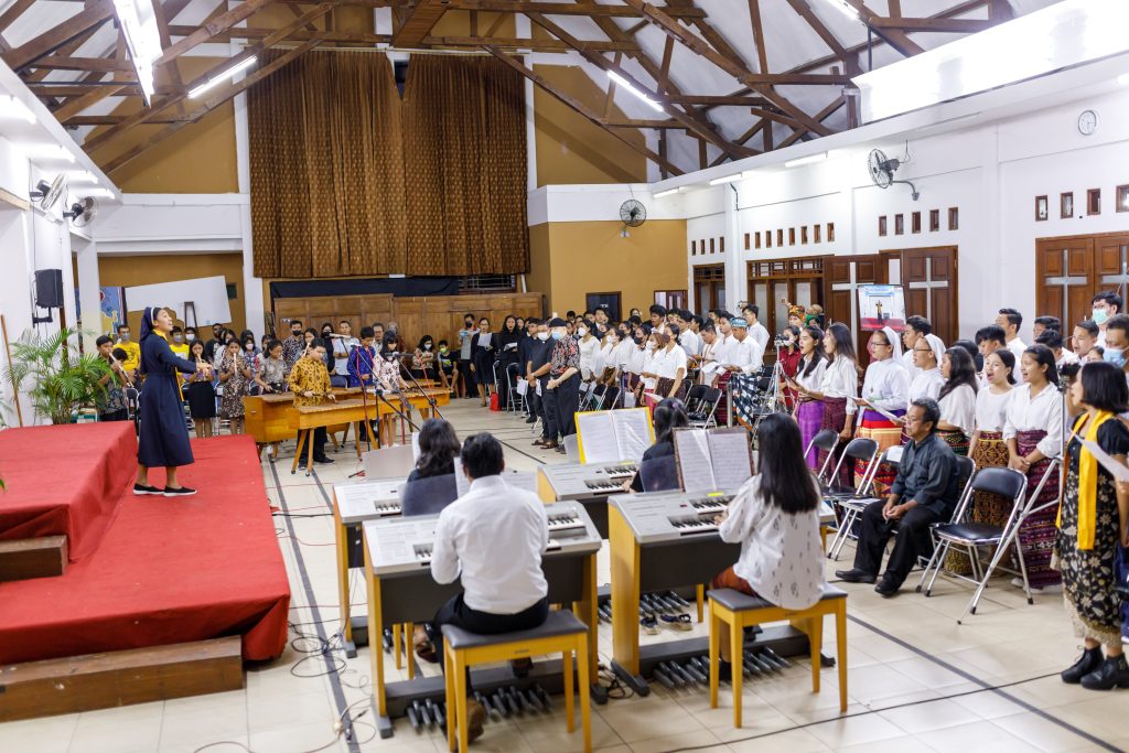 Peserta kursus, kelompok koor, beserta seluruh tamu yang hadir berdiri saat menyanyikan ‘Satu Dalam Tuhan’ (dok. Antonius H. Isprastowo)